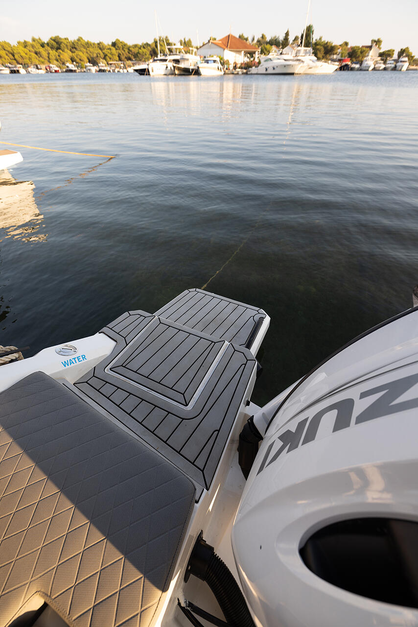 Motor boat 