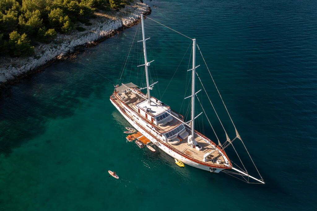 Luxury sailing yacht 