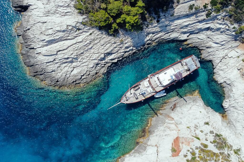 Luxury sailing yacht 