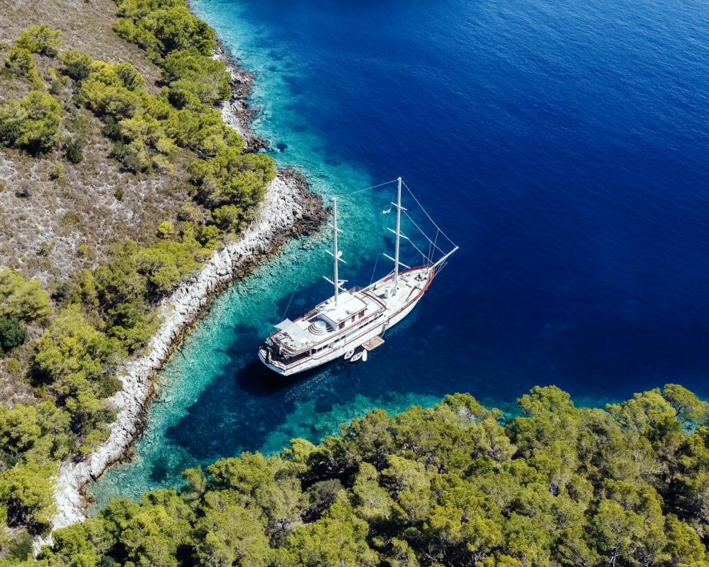 Luxury sailing yacht 