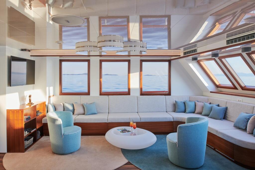 Luxury sailing yacht 