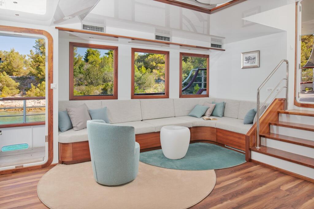 Luxury sailing yacht 