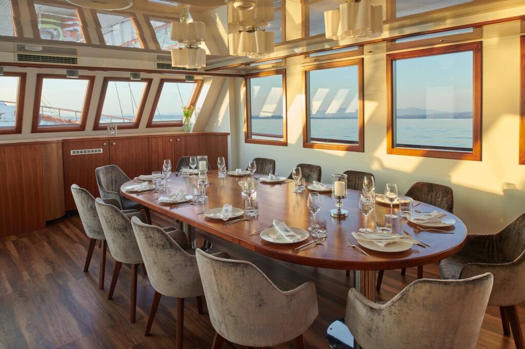 Luxury sailing yacht 