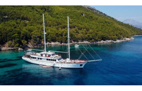 Luxury sailing yacht 