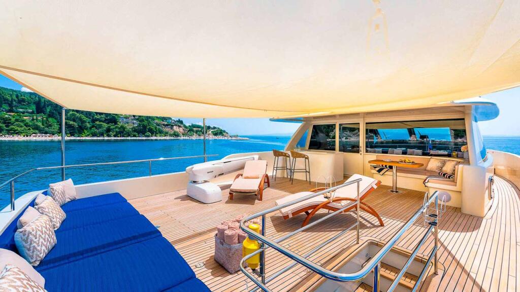 Luxury motor yacht 
