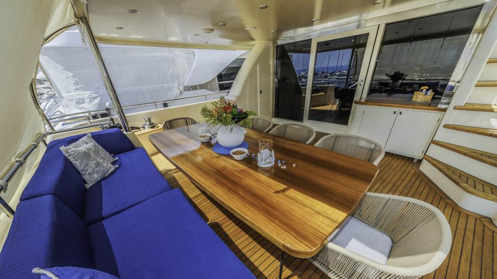 Luxury motor yacht 