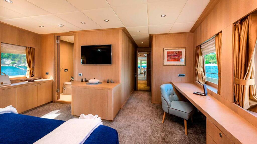 Luxury motor yacht 