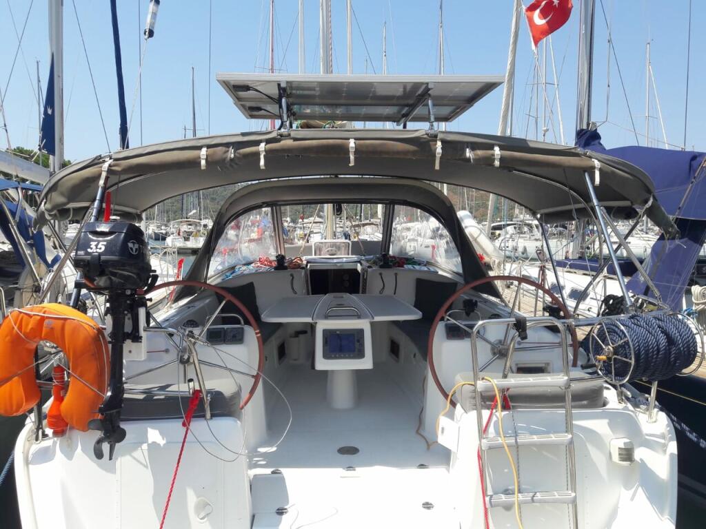 Sailing yacht 