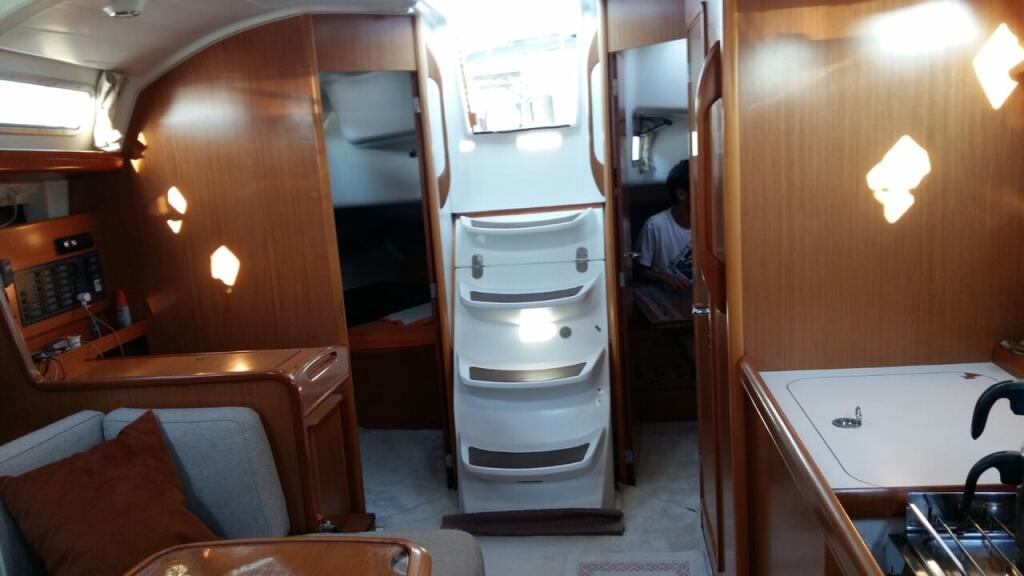 Sailing yacht 