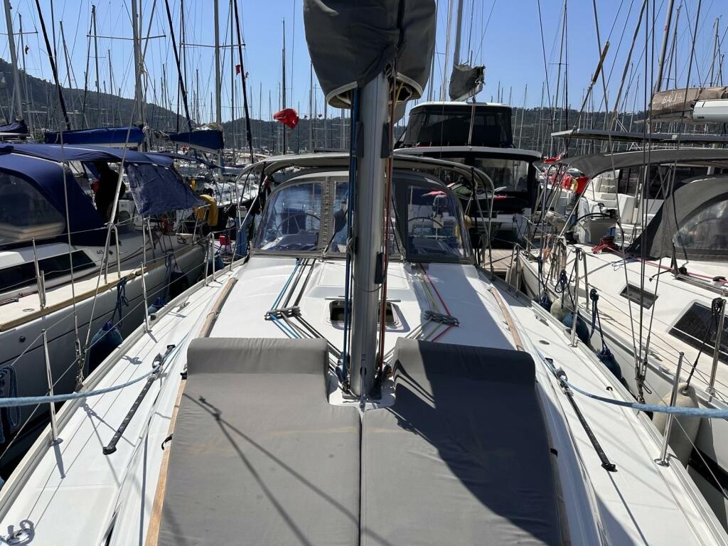 Sailing yacht 