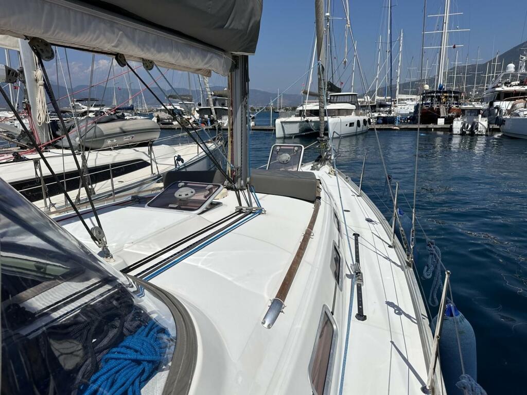 Sailing yacht 