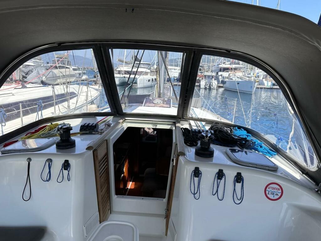Sailing yacht 