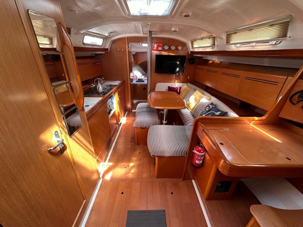 Sailing yacht 