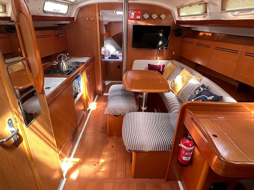 Sailing yacht 
