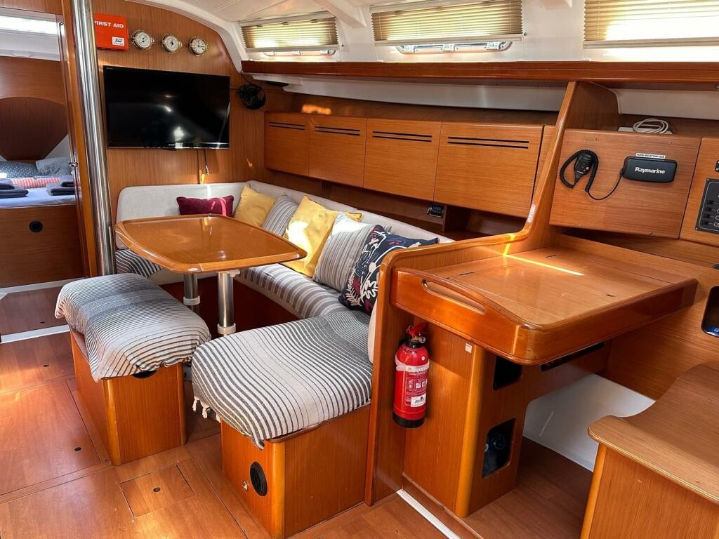 Sailing yacht 