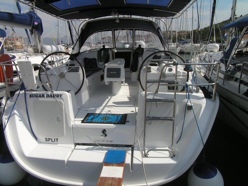 Sailing yacht 