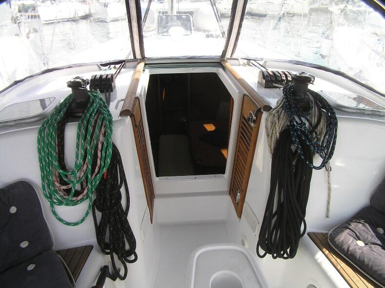 Sailing yacht 
