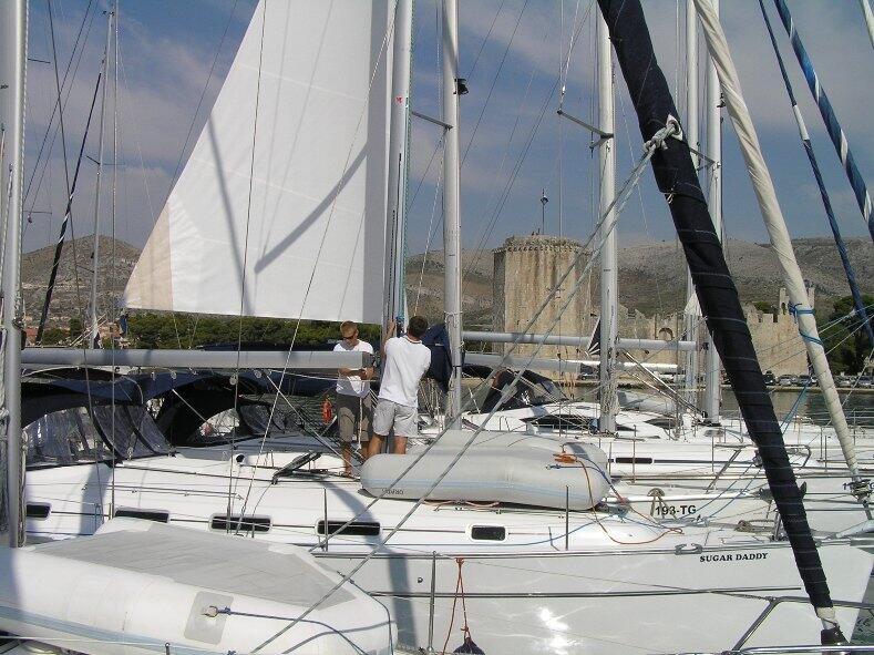 Sailing yacht 
