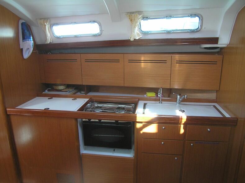 Sailing yacht 