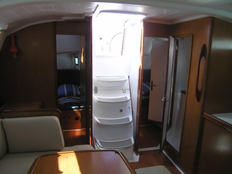 Sailing yacht 