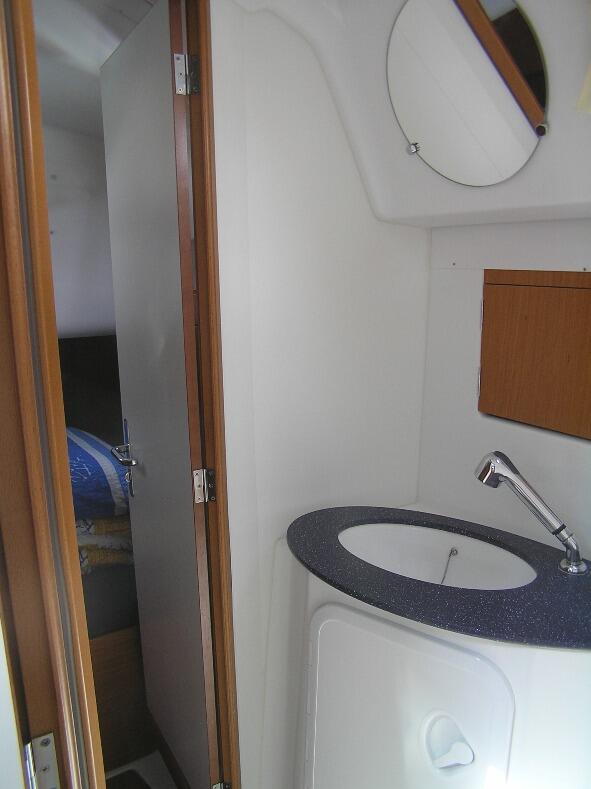 Sailing yacht 