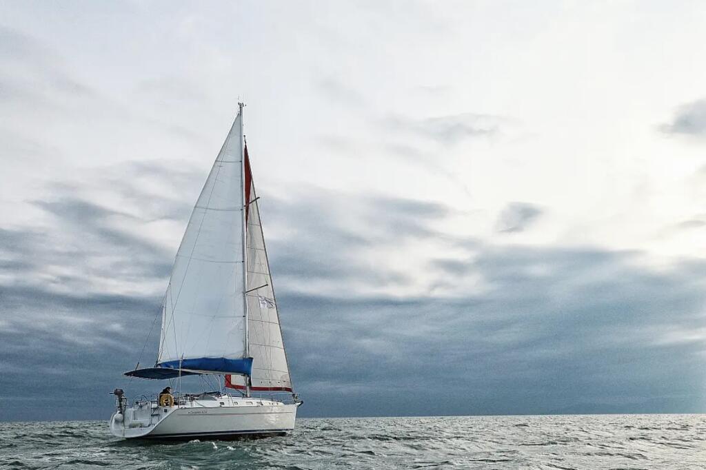 Sailing yacht 