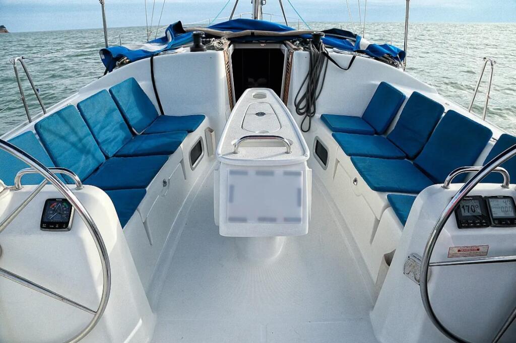 Sailing yacht 