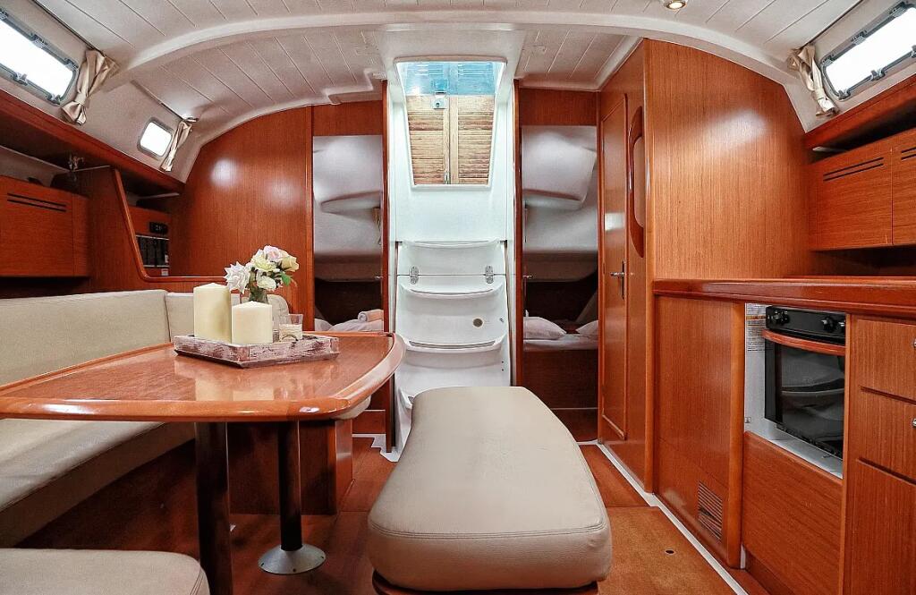 Sailing yacht 