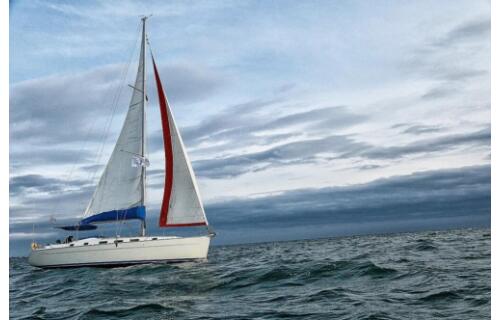Sailing yacht 