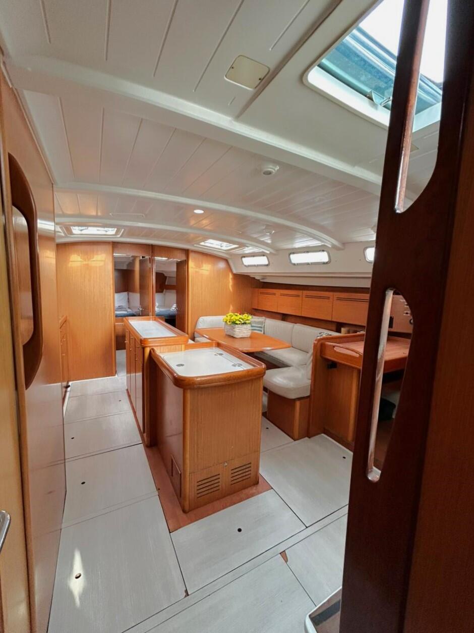 Sailing yacht 