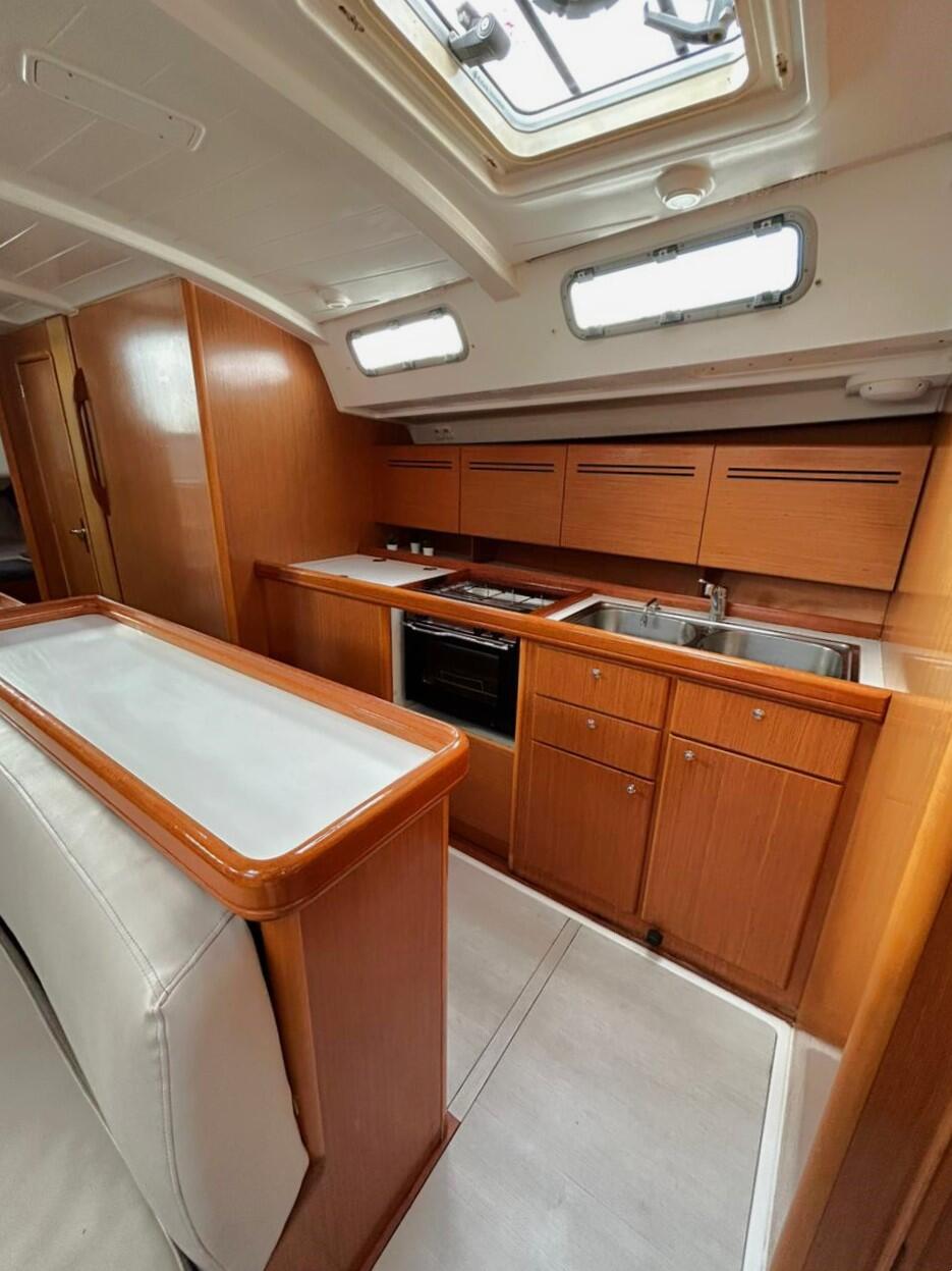 Sailing yacht 
