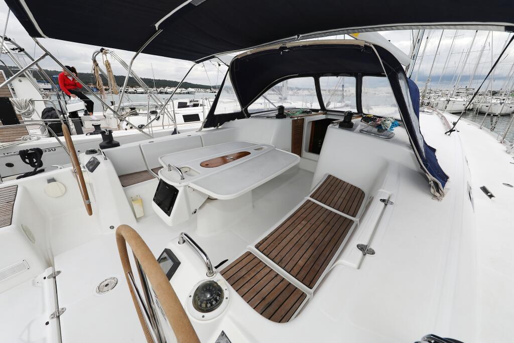 Sailing yacht 