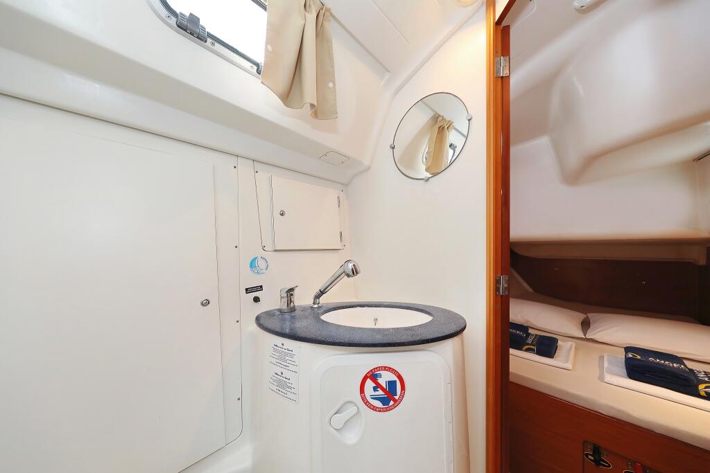 Sailing yacht 