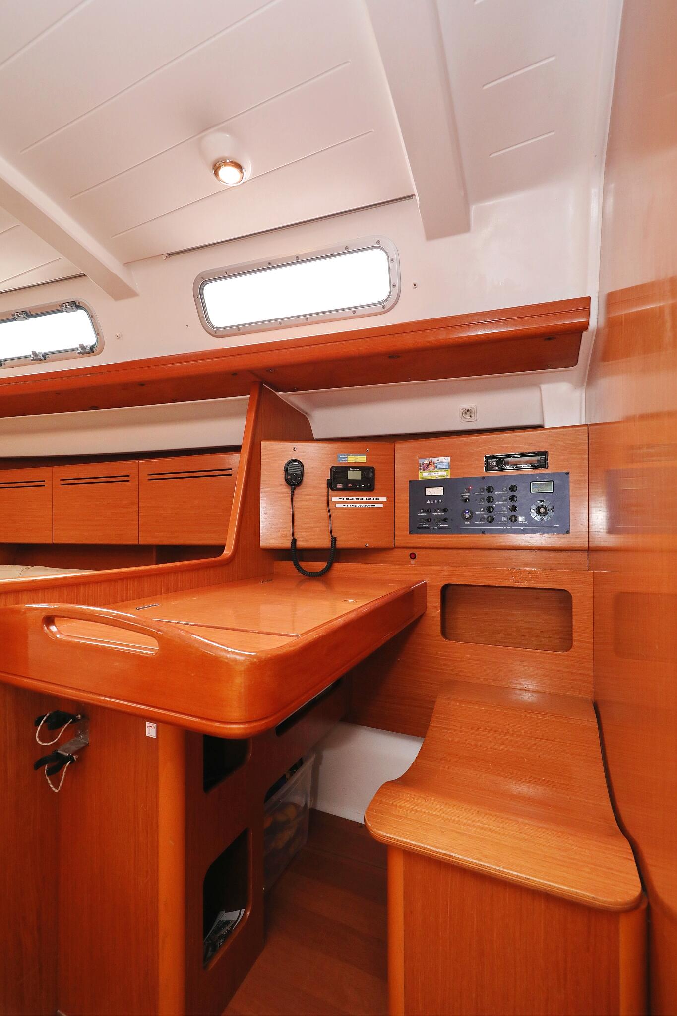 Sailing yacht 