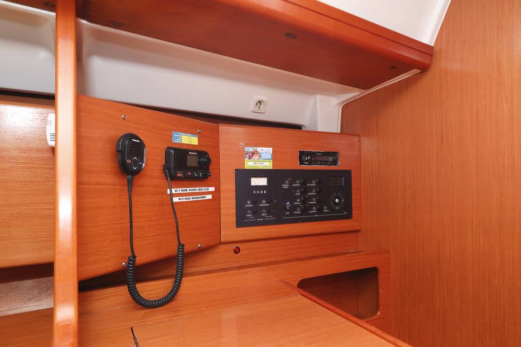 Sailing yacht 