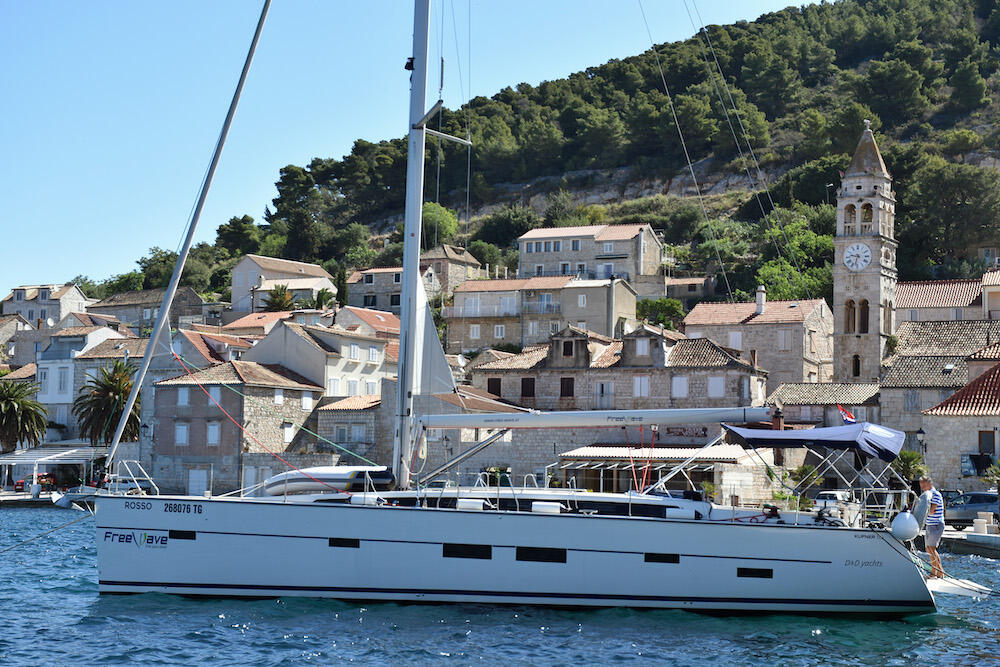Sailing yacht 