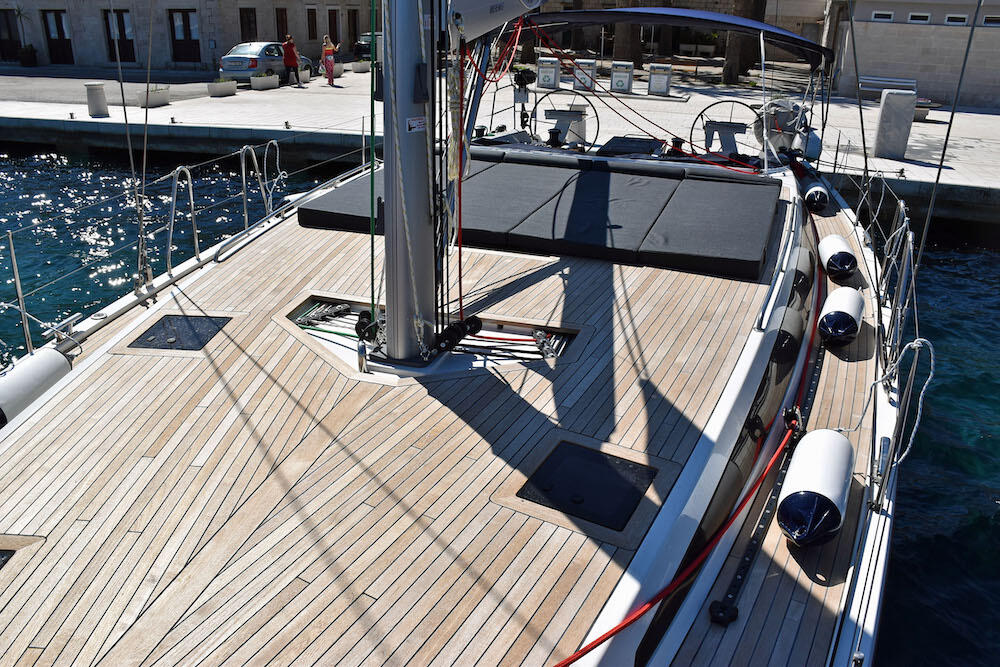 Sailing yacht 