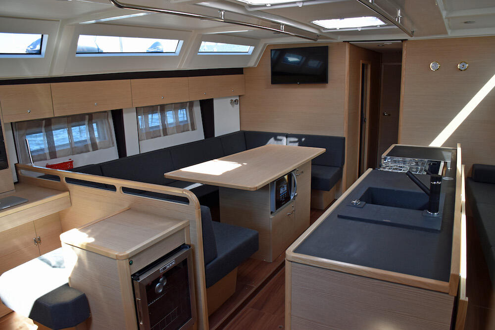 Sailing yacht 