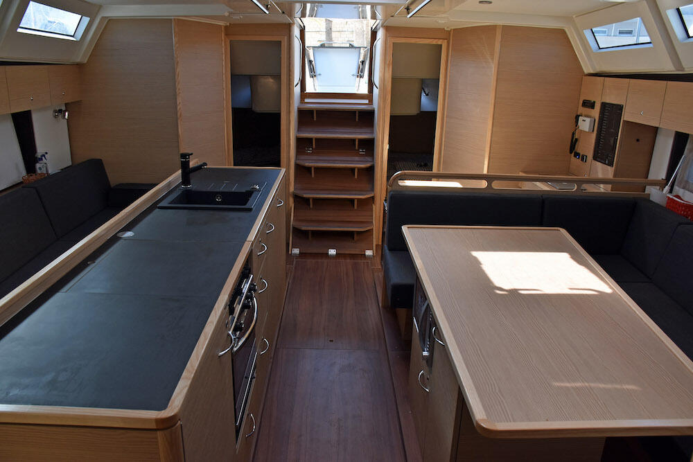 Sailing yacht 