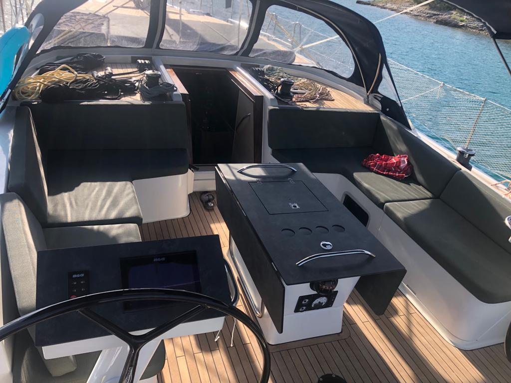 Sailing yacht 