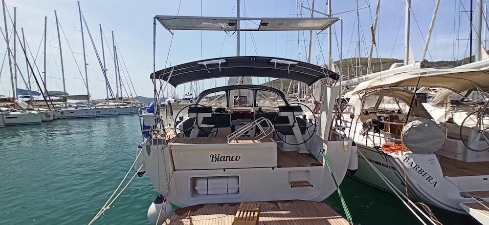 Sailing yacht 