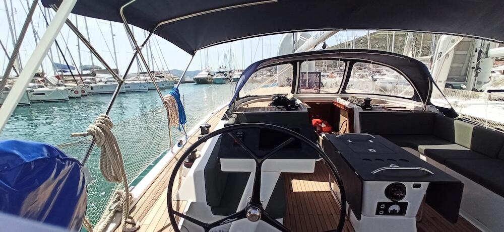 Sailing yacht 