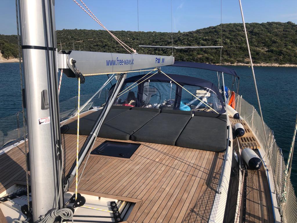 Sailing yacht 
