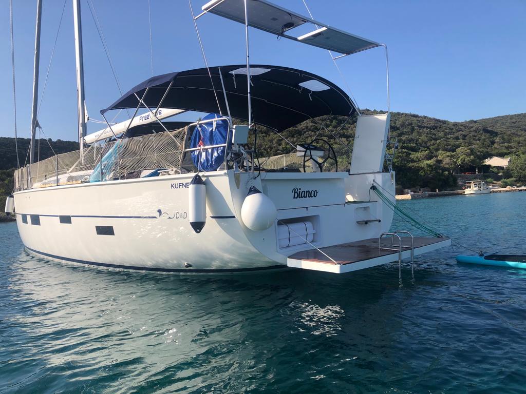 Sailing yacht 