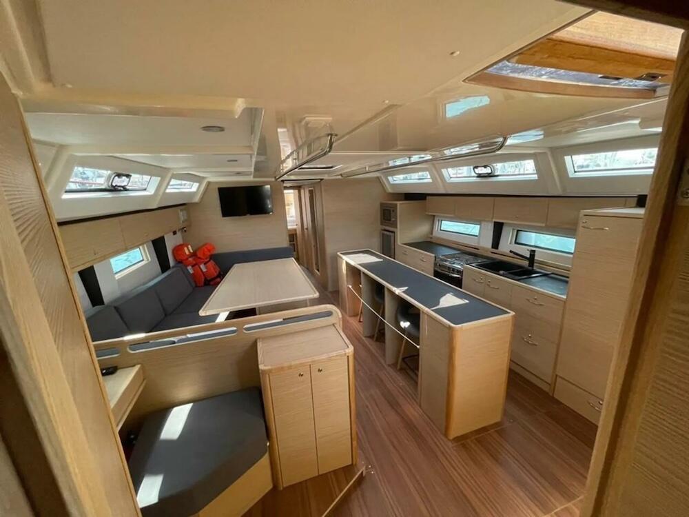 Sailing yacht 