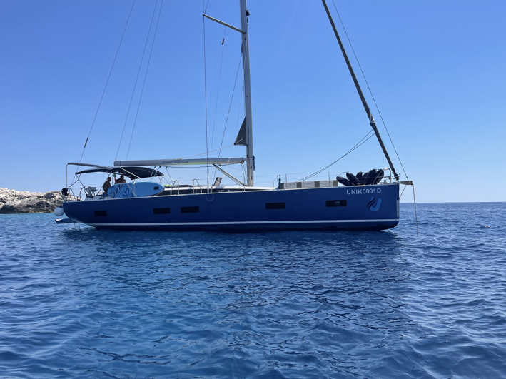Sailing yacht 