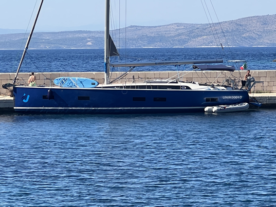 Sailing yacht 