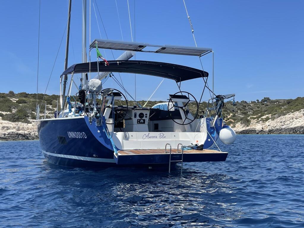 Sailing yacht 