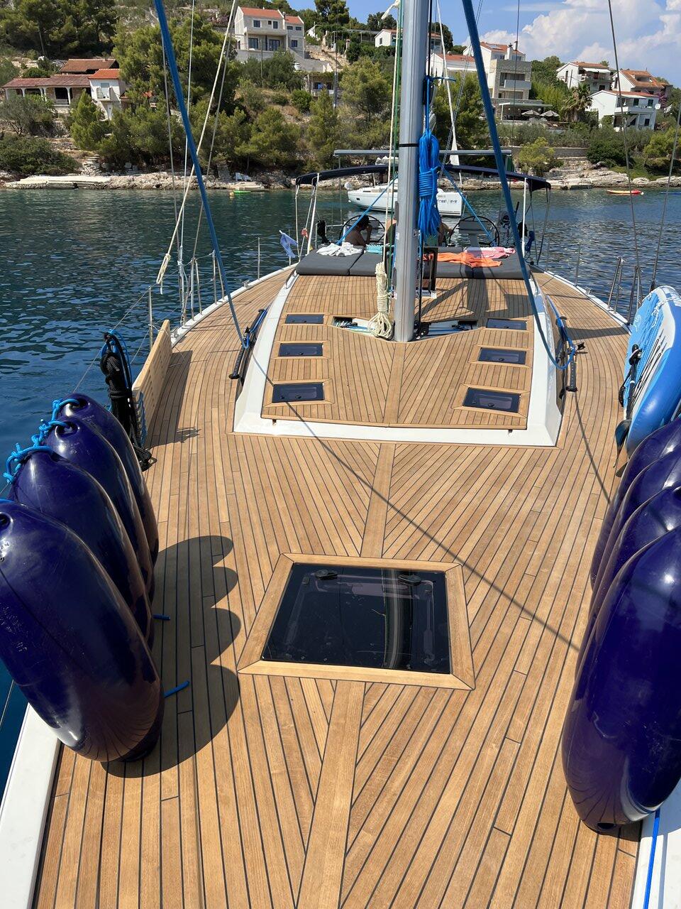 Sailing yacht 