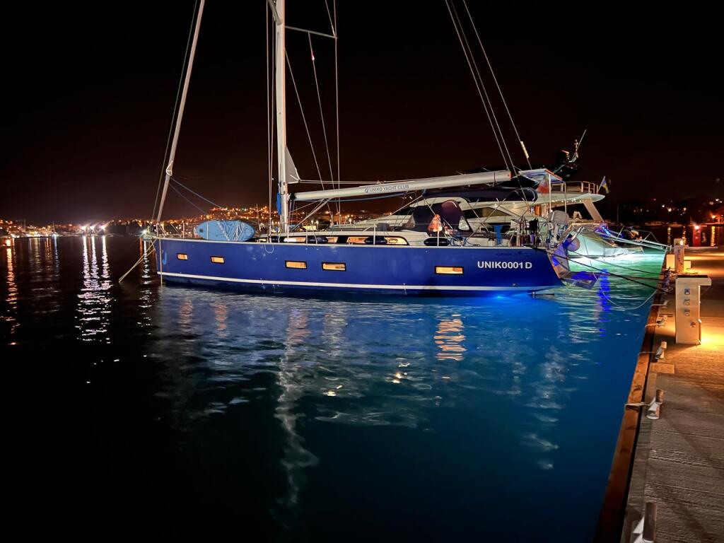 Sailing yacht 